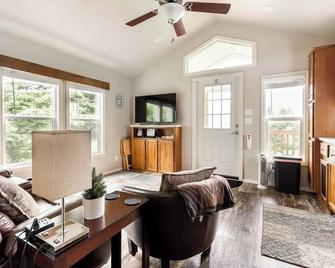 Red Bluff Cabin with Scenic Views at Maple Way Cabins - Stevenson - Living room