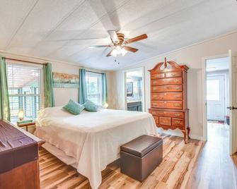 Boat, Fish, Relax: Lake Secession Retreat w/ Dock - Abbeville - Bedroom