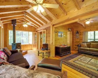Private Hot Tub and Deck! Secluded Marion Cabin - Marion - Living room