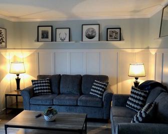 Cheerful, cozy 4 bedroom house w/ hot tub and firepit area - Red Deer - Stue
