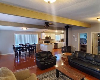 Coos bay - Lake house - Direct Dune access - Saunders Lake - Oregon Dunes - North Bend - Living room