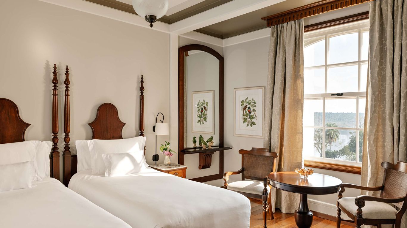 هوتل داس كاتاراتاس، إيه بلموند هوتل، إجواسو فلوز