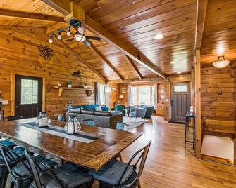 Peaceful cabin w/patio-firepit near lake Sunapee - Newport - Dining room