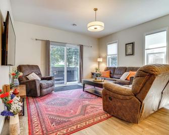 Mankato Getaway with Game Room and Salt Water Hot Tub! - Mankato - Ruang tamu
