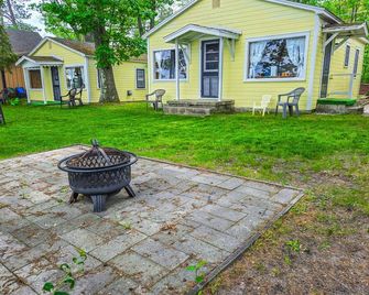 Charming lakefront cottage with large yard, dock, & fire pit - close to downtown - Topinabee - Patio