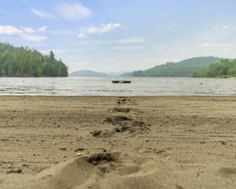 4- season Adirondack Retreat on Paradox Lake, 3 miles from Schroon Lake! - Schroon Lake - Beach