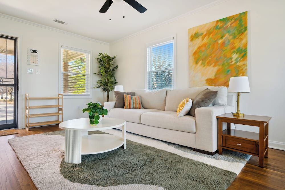 Retro Glam Pad Near Food & Shops! 65' Tv, Workstation, Large Deck - Memphis - Living room