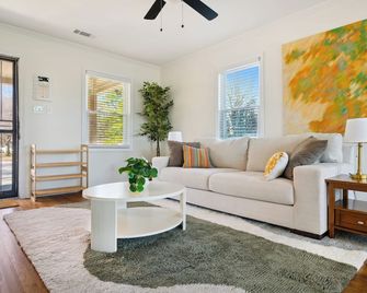 Retro Glam Pad Near Food & Shops! 65' Tv, Workstation, Large Deck - Memphis - Living room