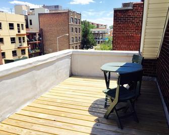 Kamway Lodge & Travel - Hostel - Queens - Balcone