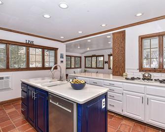 Excellent getaway. Lake front home with Stunning lake views, come make memories! - Delavan - Kuchyň