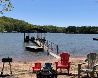 lake front, dock, hot tub, Clemson, 7 bedrooms, 7 baths, kayaks, waterfalls , - Westminster