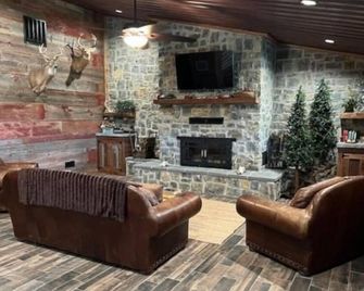 Secluded 6 bed, 2 full bath Lodge with everything you need for a wonderful stay. - Cherokee - Lounge