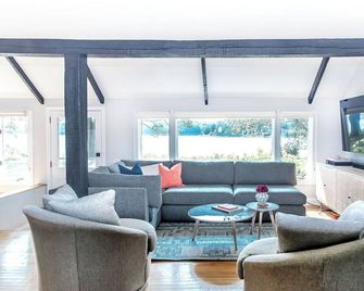 Oceanfront Modern Cape, 15 min to Newport!!! - North Kingstown - Living room