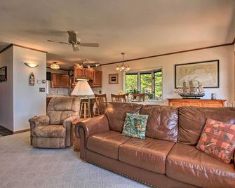 15 Mi to Duluth Lake Superior Beachfront Home! - Duluth - Oturma odası