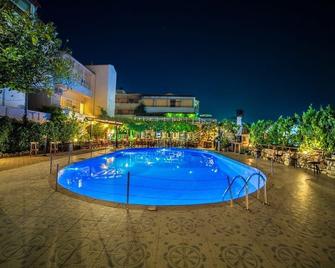 Roxani Hotel - Heraklion - Pool
