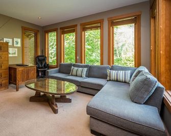 Luxury Family Home with 2 Primary Suites (license no.00009207) - Squamish - Stue