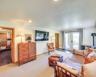 about 10 Mi to Newport Pend Oreille Riverfront Cabin - Newport - Living room