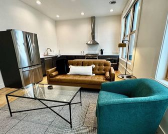 Condo B - Gallery Suite - Downtown Marion - Warren - Living room