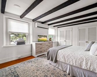 Downingtown Manor | 1900s Farmhouse w/ Creek Views - Downingtown - Habitación