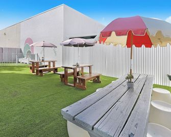 Palms on Parker Backpackers - Maroochydore - Innenhof