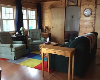 Cottage south of Algonquin Park, level lot, south sand beach, boats, all day sun - Minden - Sala de estar