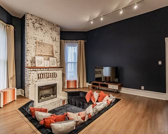 Something to talk about in Haynie's Corner! Walk anywhere, sleeps 6! - Evansville - Living room