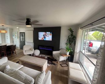 Newley Remodeled, Must See. Pet Friendly, 55 and Older Community - Sun City - Sala de estar