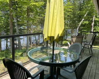 The perfect winter getaway. Snowmobile, ski, relax and have a peaceful fire. - Huntsville - Balcony