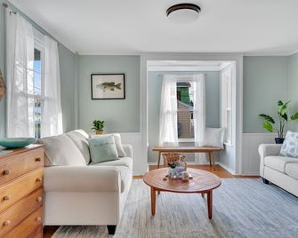 Adorable Cottage with Cottage porch, walk to water & town - Westbrook - Wohnzimmer