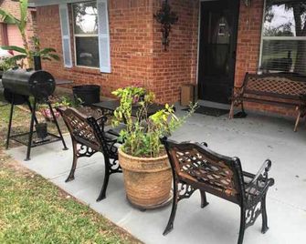 4-bedroom house in awesome Alvin with AC, WiFi, 2 full bath, plenty of parking! - Alvin - Innenhof