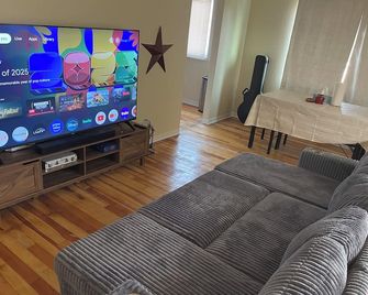 Charming 4br Winslow Retreat—5 Min Walk Downtown, Ac, Wifi & Relaxing Yard - Winslow - Wohnzimmer