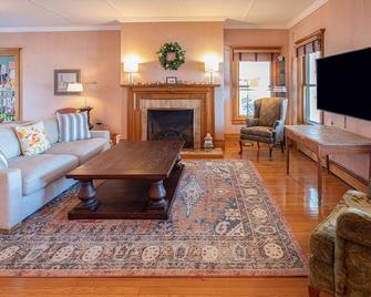 Private Estate on Beautiful Skaneateles Lake - Skaneateles - Living room