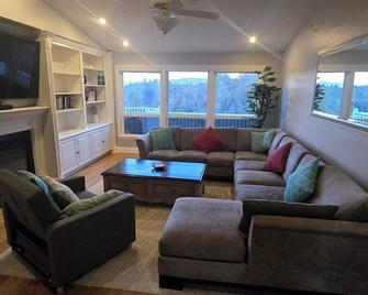 TWO homes with Stunning Views King Bed, Level 2 Electric Vehicle Smart Station, Hot Tub, Games and Fire pit, Perfect for Multi-Family Getaways - Coarsegold - Ruang tamu