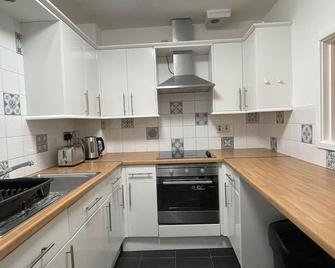 Cosy Cardiff Apartment near City Centre - Cardiff - Kitchen