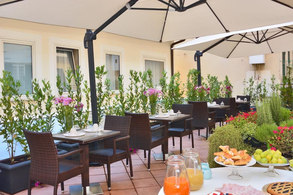 إل إتش هوتل لويد روم