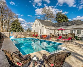 Walk Downtown! Large Pool, Hot Tub, Fire Pit, Close To Everything! - Monroe - Bazén
