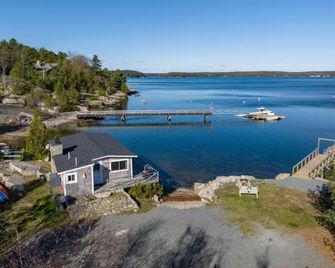 Simple Pleasures - A quaint cottage on the water's edge - Mount Desert - Building
