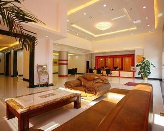 Bayi Baoyuan Hotel (Zhongshan Road No.1 Hospital) - Longyan - Lobby