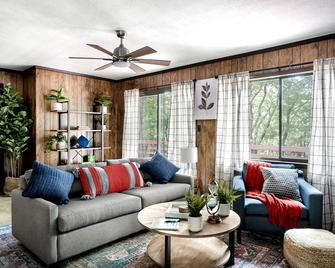 Hot Tub Deck Screened Porch Fire Pit & Wifi - Basye - Living room