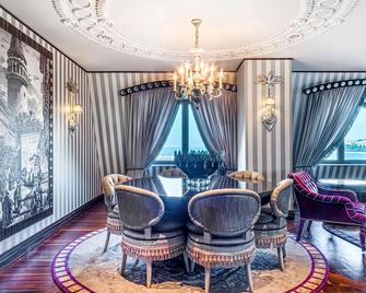 Wyndham Grand Istanbul Kalamis Marina Hotel - Istanbul - Essbereich