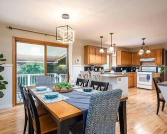 Midlake Elegance Retreat - Hudsonville - Dining room