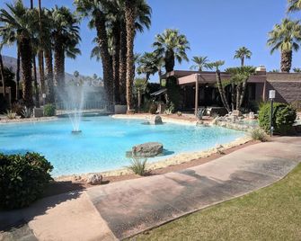 Desert Isle Resort - פאלם ספירנגס - בריכה