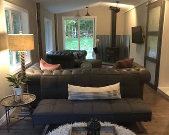 Maine Wilderness Oasis: Swimming, Hiking, Fishing, Boating - Bucksport - Living room