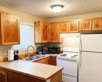 Downtown Riggins Condo just steps to the Seven Devils Saloon! - Riggins - Kitchen