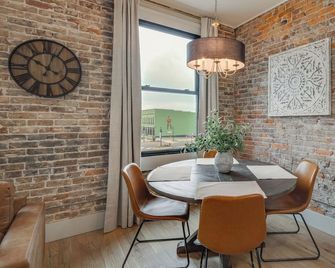 Historic Lawrenceburg Loft: Balcony + Square Views - Lawrenceburg - Sala pranzo
