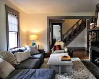 Inviting, Cozy Catskills Home - Primed for Fall! - Shandaken - Living room