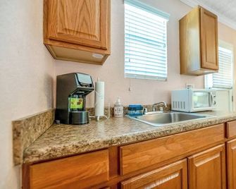 Sequoia Studio w/ Private Patio - Visalia - Kuchyň