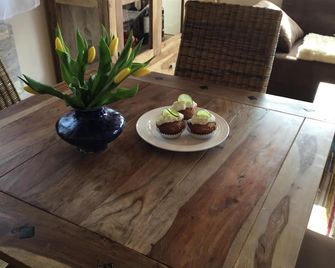 Cottage On The Lake With Lake View - Roding - Eetruimte