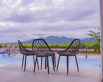 Lake Side Deluxe Villa - Nadi - Patio