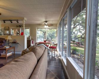 Romantic Luxury Cottage Rental for Two with Fireplace in Texas Hill Country - Georgetown - Living room